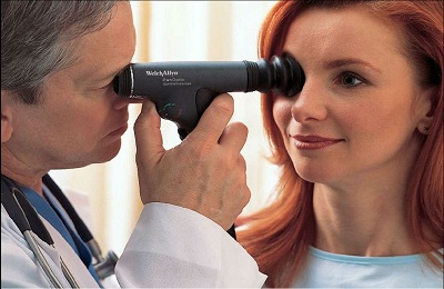 Осмотр глаза