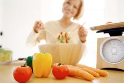 Готовит салат