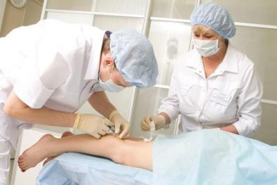 Врач делает укол