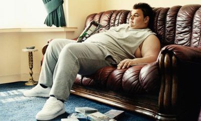 Мужчина на диване