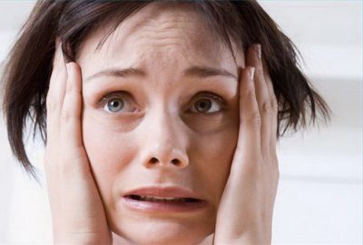 Напуганная девушка