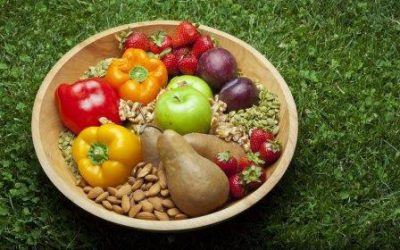 Фрукты и орехи в тарелке