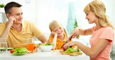 Семья за столом