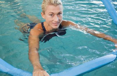 Девушка в бассейне