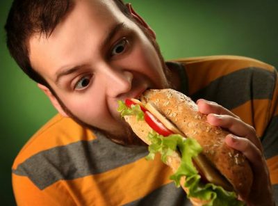 Ест бутерброт