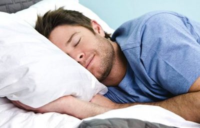 Мужчина спит