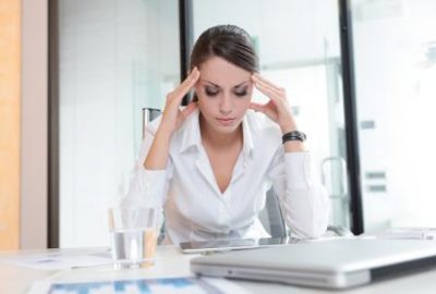 Девушка за столом