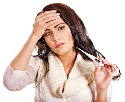 Девушка с градусником