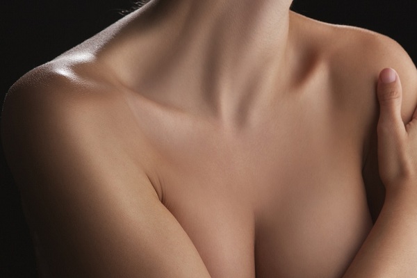 Девушка с чистыми плечами