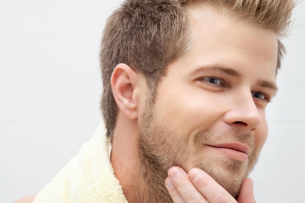 Мужчина, который ухаживает за своим лицом