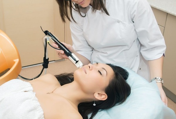 Лазерное лечение акне на подбородке