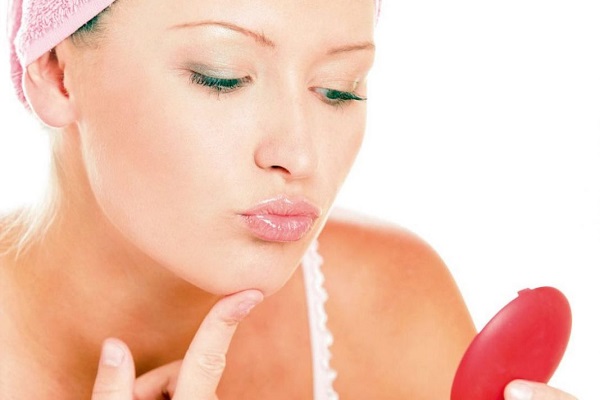 Девушка с акне на подбородке