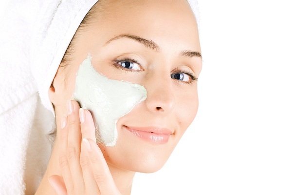 Женщина с маской