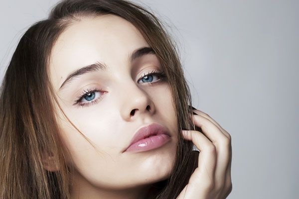 Вылечившая акне девушка