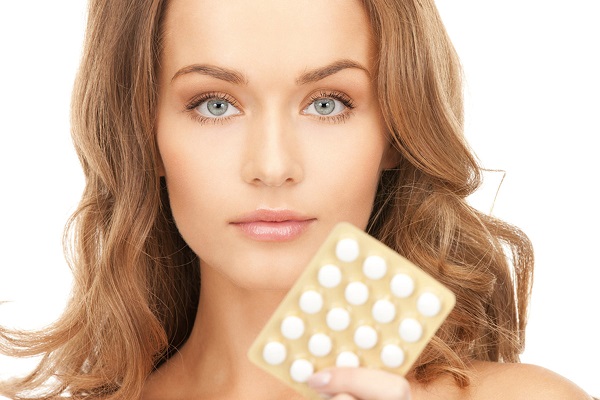 Ацетилсалициловая кислота в руках женщины