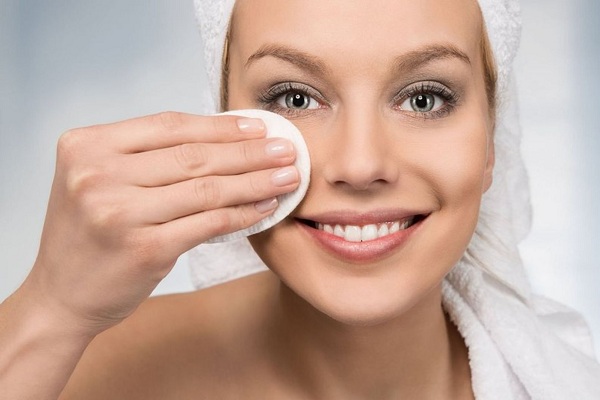 Протирание кожи лица