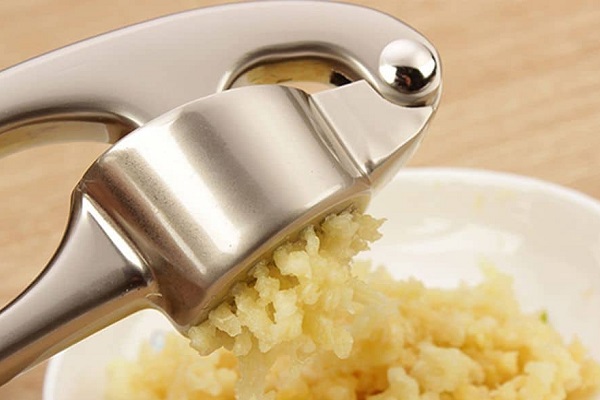 Приготовление чеснока для борьбы с акне