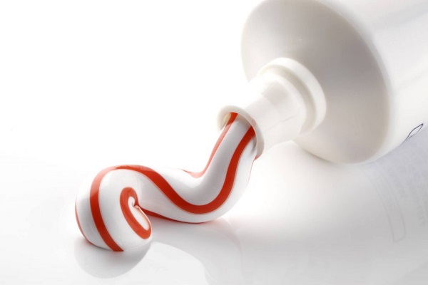 Тюбик зубной пасты