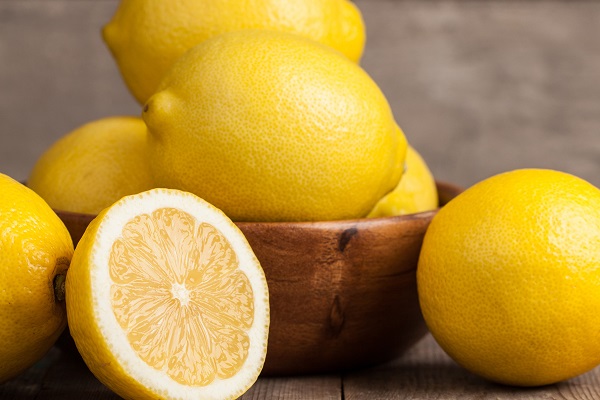 Полезные при прыщах на лице лимоны