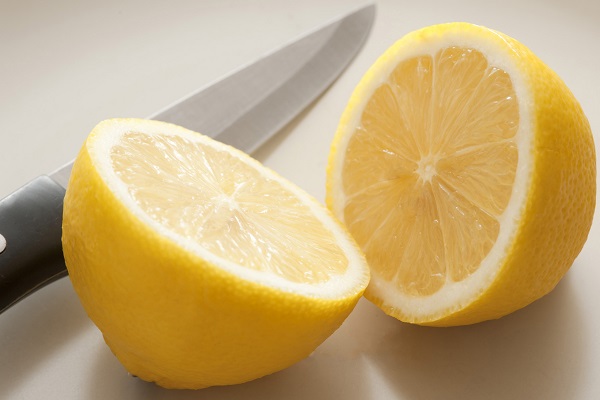 Приготовление маски с лимоном от прыщей