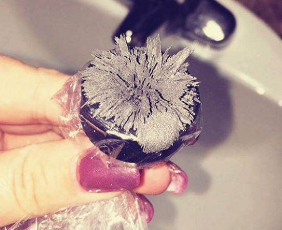 Применение магнитной маски от прыщей