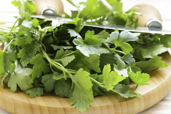 Применение петрушки от пятен после прыщей