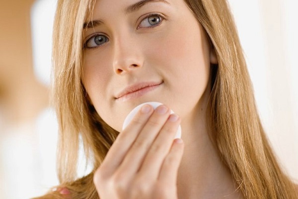 Девушка с простудными прыщами