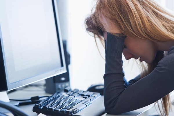 Девушка, переживающая стресс