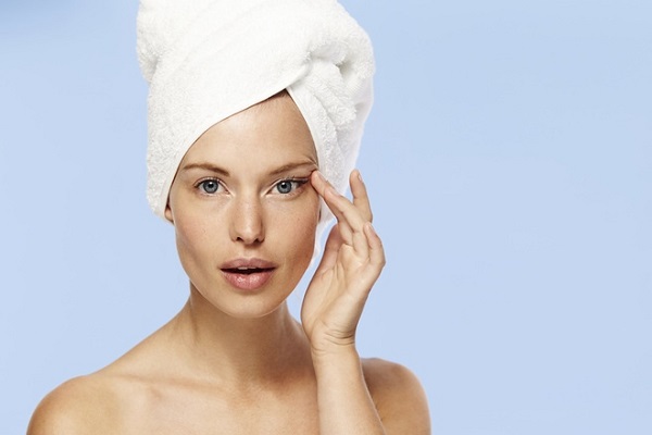 Девушка с проблемным лицом