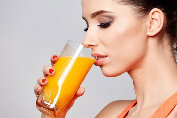 Девушка, пьющая сок