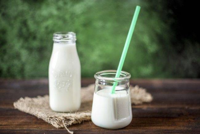 Польза кисломолочных продуктов (кефира, йогурта, творога, сметаны), полезные свойства и витамины