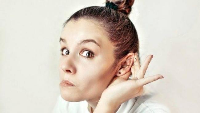 Боль в горле отдает в ухо: причины. при глотании. чем лечить?