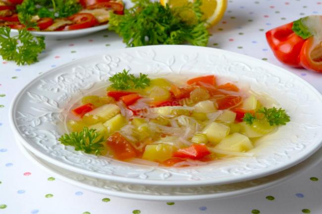Диетический суп на курином бульоне