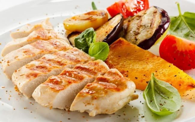 Вкусный и полезный диетический салат с куриной грудкой: лучшие рецепты