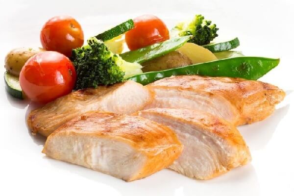 Вкусный и полезный диетический салат с куриной грудкой: лучшие рецепты